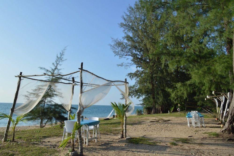 Micky Monkey Beach Hotel Phuket Maikhao Thailand Mai Khao Eksteriør billede