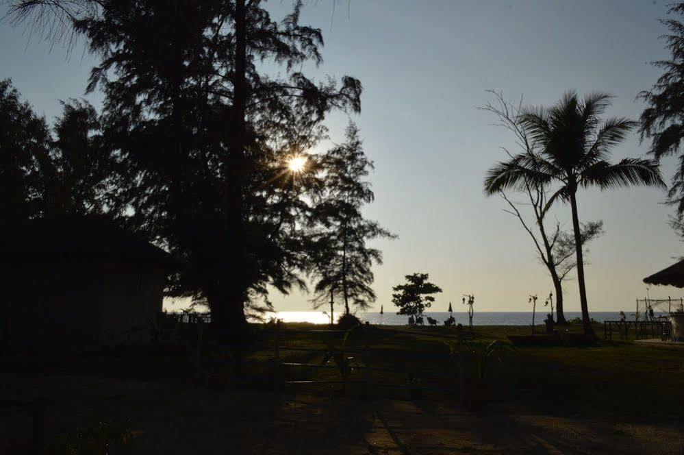 Micky Monkey Beach Hotel Phuket Maikhao Thailand Mai Khao Eksteriør billede